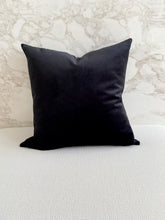 Cargar imagen en el visor de la galería, Cojin GRANDE PLUMAS