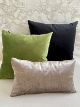 Cargar imagen en el visor de la galería, Cojin GRANDE PLUMAS